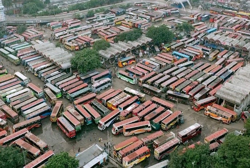 বাস টার্মিনাল দখলে অস্ত্রধারীদের মহড়া