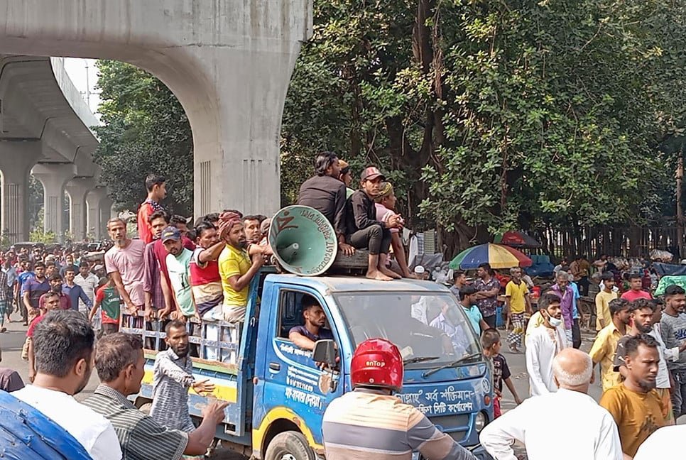 প্রেসক্লাবের সামনের সড়কে অটোরিকশা চালকদের অবরোধ