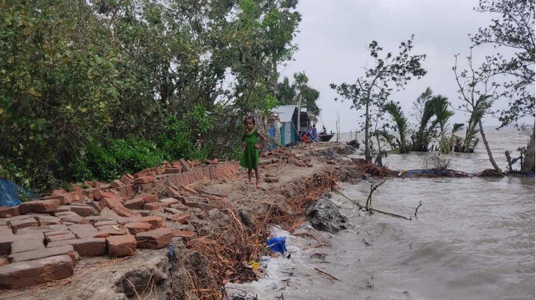 খুলনায় অরক্ষিত বাঁধে যেন উপকূল কাঁদে!