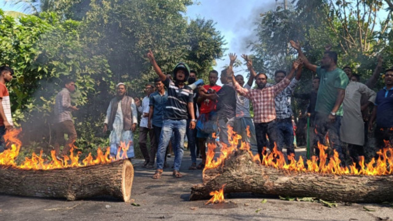 বিএনপির সম্মেলন কেন্দ্র করে সড়কে গাছ ফেলে আগুন জ্বালিয়ে বিক্ষোভ